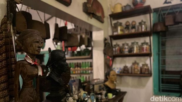 Array,Wedangan Pendhopo Padukan Nasi Kucing, Jangan Ndeso, dan Benda Antik