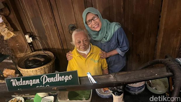 Array,Wedangan Pendhopo Padukan Nasi Kucing, Jangan Ndeso, dan Benda Antik