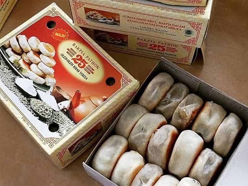 10 Tempat Beli Oleh-oleh Sekitar Malioboro, Murah dan Lengkap, 1. Pasar Beringharjo, 2. Teras Malioboro 1, 3. Bakpia Pathok 25 Pabrik Jaya, 4. Hamzah Batik Malioboro, 5. Pasar Sore Malioboro, 6. Bakpia Kukus Tugu Jogja-Malioboro, 7. Toko Oleh-oleh Khas Jogja Bu Tini, 8. BAKPIAKU Malioboro, 9. Oleh-oleh Kaos Khas Jogja, 10. Oleh-oleh Jogja Bakpia Kukus Tugu Malio17 Pendopo Malioboro