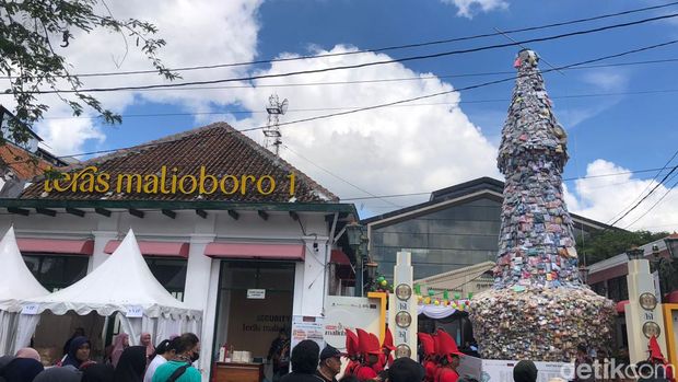 10 Tempat Beli Oleh-oleh Sekitar Malioboro, Murah dan Lengkap, 1. Pasar Beringharjo, 2. Teras Malioboro 1, 3. Bakpia Pathok 25 Pabrik Jaya, 4. Hamzah Batik Malioboro, 5. Pasar Sore Malioboro, 6. Bakpia Kukus Tugu Jogja-Malioboro, 7. Toko Oleh-oleh Khas Jogja Bu Tini, 8. BAKPIAKU Malioboro, 9. Oleh-oleh Kaos Khas Jogja, 10. Oleh-oleh Jogja Bakpia Kukus Tugu Malio17 Pendopo Malioboro
