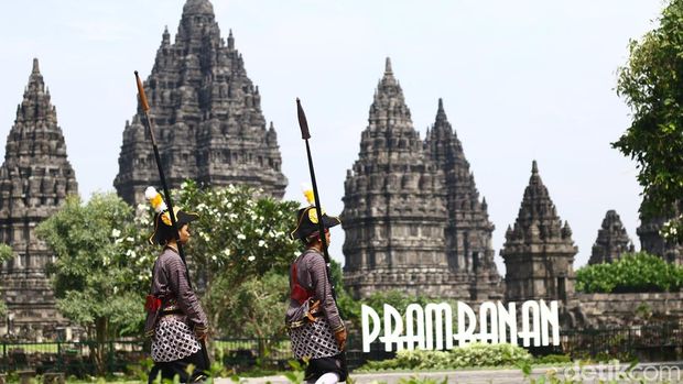Pesona Candi Prambanan Keajaiban Dunia di Perbatasan Yogyakarta dan Jawa Tengah, Arti Nama Prambanan, Sejarah Candi Prambanan, Legenda Candi Prambanan, Keajaiban Arsitektur Hindu di Jawa, Lokasi dan Rute Perjalanan Candi Prambanan, Jam Operasional Candi Prambanan, Harga Tiket Candi Prambanan, Fasilitas Candi Prambanan