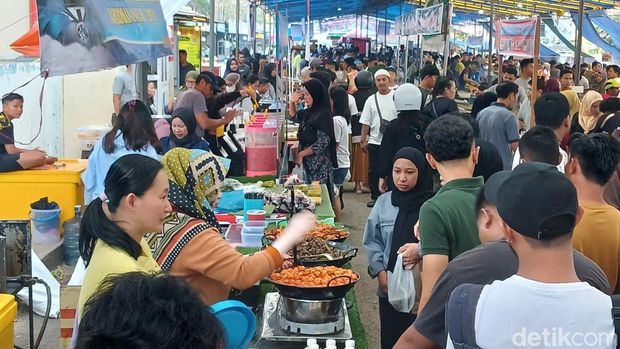 Berburu Takjil di Pasar Ramadan Legendaris, Antrean Mengular, 1. Pasar Benhil, Jakarta, 2. Pasar Kaget Kampung Ramadan Sawojajar, Malang, 3. Pasar Sore Kauman, Yogyakarta, 4. Pasar Ramadan Depan Gereja Kupang, NTT, 5. Pasar Mega Legenda, Batam