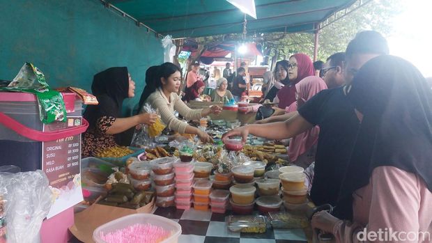 10 Tempat Ngabuburit Asyik di Bogor, Mau ke Taman atau Berburu Takjil?, 1. Alun-alun Kota Bogor, 2. Pusat Takjil Bangbarung, 3. Kebun Raya Bogor, 4. Taman Kencana, 5. Jalan Surya Kencana, 6. Ruko Taman Yasmin, 7. Kawasan Air Mancur, 8. Masjid Raya Bogor, 9. Taman Budaya Sentul City, 10. Situ Gede