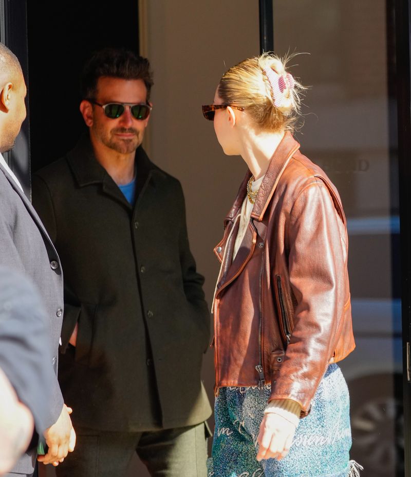 5 Fakta Perjalanan Cinta Gigi Hadid dan Bradley Cooper, Beda 20 Tahun, Awalnya 'Kasual', Sudah Dikenalkan Pada Keluarga, Perbedaan Usia, Masa Lalu Gigi Hadid dan Bradley Cooper, Tanggapan Gigi Hadid Tentang Bradley Cooper, Unggah Foto Ciuman