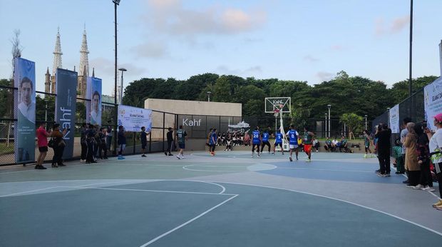 Rekomendasi 5 Spot Ngabuburit di Masjid Istiqlal, 1. Lapangan Basket Kahf, 2. Area Bermain Anak, 3. Taman Depan Pintu Al-Fattah, 4. Perpustakaan Masjid Istiqlal, 5. Pelataran Masjid Istiqlal