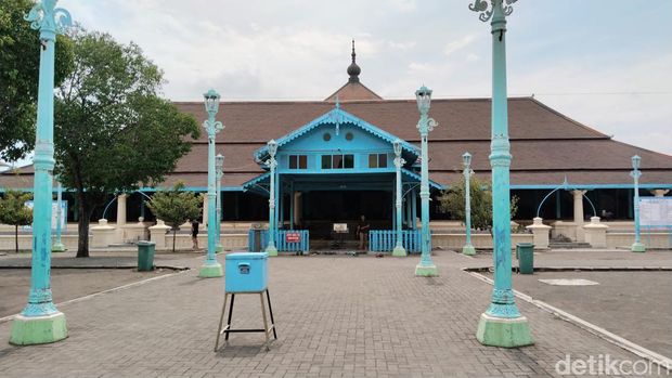 5 Tempat Wisata Dekat dengan Keraton Solo, 1. Pasar Klewer, 2. Benteng Vastenburg, 3. Masjid Agung Surakarta, 5. Alun - Alun Kidul Solo