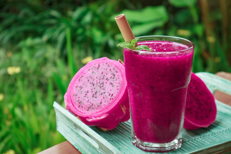 5 Minuman Penurun Kolesterol Usai Makan Daging yang Rasanya Enak, 1. Teh hijau, 2. Jus tomat, 3. Seduhan jahe, 4. Jus buah naga, 5. Minuman kedelai