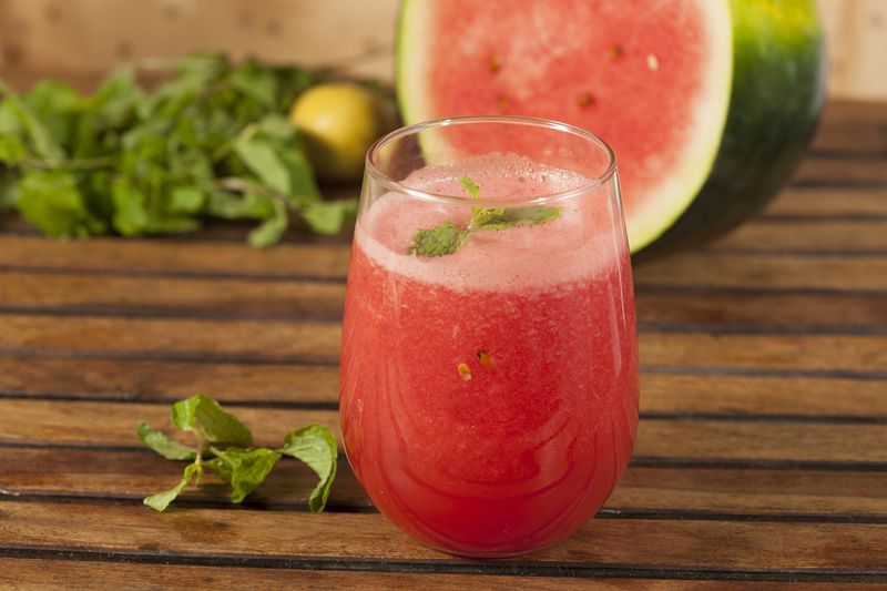8 Jus untuk Diet yang Ampuh Pangkas Berat Badan hingga Meluruhkan Lemak, 1. Jus buah bit, 2. Jus seledri, 3. Jus ceri, 4. Jus delima, 5. Jus wortel, 6. Jus sayuran hijau, 7. Jus semangka, 8. Jus jahe