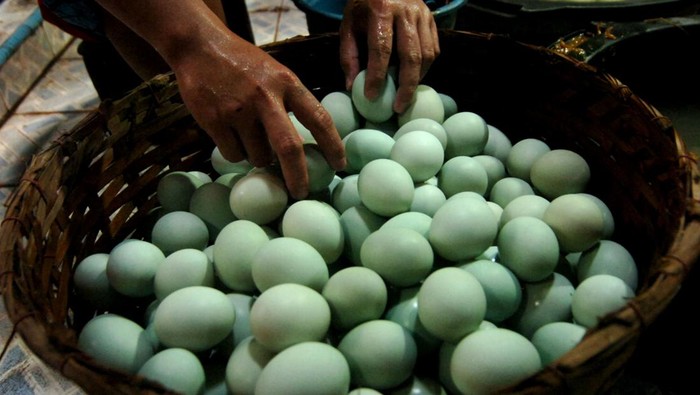 Mengenal Brebres, Asal 100 Ribu Telor Asin untuk Korban Bencana Sumatera, Akulturasi Budaya Tionghoa dan Lokal, Ciri Khas Telur Asin Brebes, Mendorong Mobilitas Sosial Masyarakat, Ikon Kuliner dan Identitas Khas Brebes