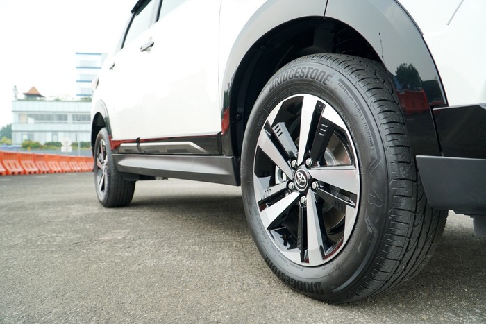 Array,Pilihan Mobil Penggerak Roda Belakang Harga Rp 200 Jutaan