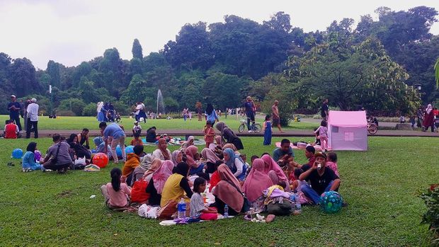 10 Tempat Ngabuburit Asyik di Bogor, Mau ke Taman atau Berburu Takjil?, 1. Alun-alun Kota Bogor, 2. Pusat Takjil Bangbarung, 3. Kebun Raya Bogor, 4. Taman Kencana, 5. Jalan Surya Kencana, 6. Ruko Taman Yasmin, 7. Kawasan Air Mancur, 8. Masjid Raya Bogor, 9. Taman Budaya Sentul City, 10. Situ Gede