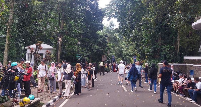 Daftar 10 Lokasi Healing Murah Meriah di Bogor, Bisa Sambil Jajan, 1. Alun-alun Kota Bogor, 2. Taman Kencana, 3. Taman Air Mancur, 4. Taman dan Lapangan Sempur, 5. Kebun Raya Bogor, 6. Jalan Surya Kencana, 7. Ruko Taman Yasmin, 8. Situ Gede, 9. Pusat Jajanan Bangbarung, 10. Taman Budaya Sentul City