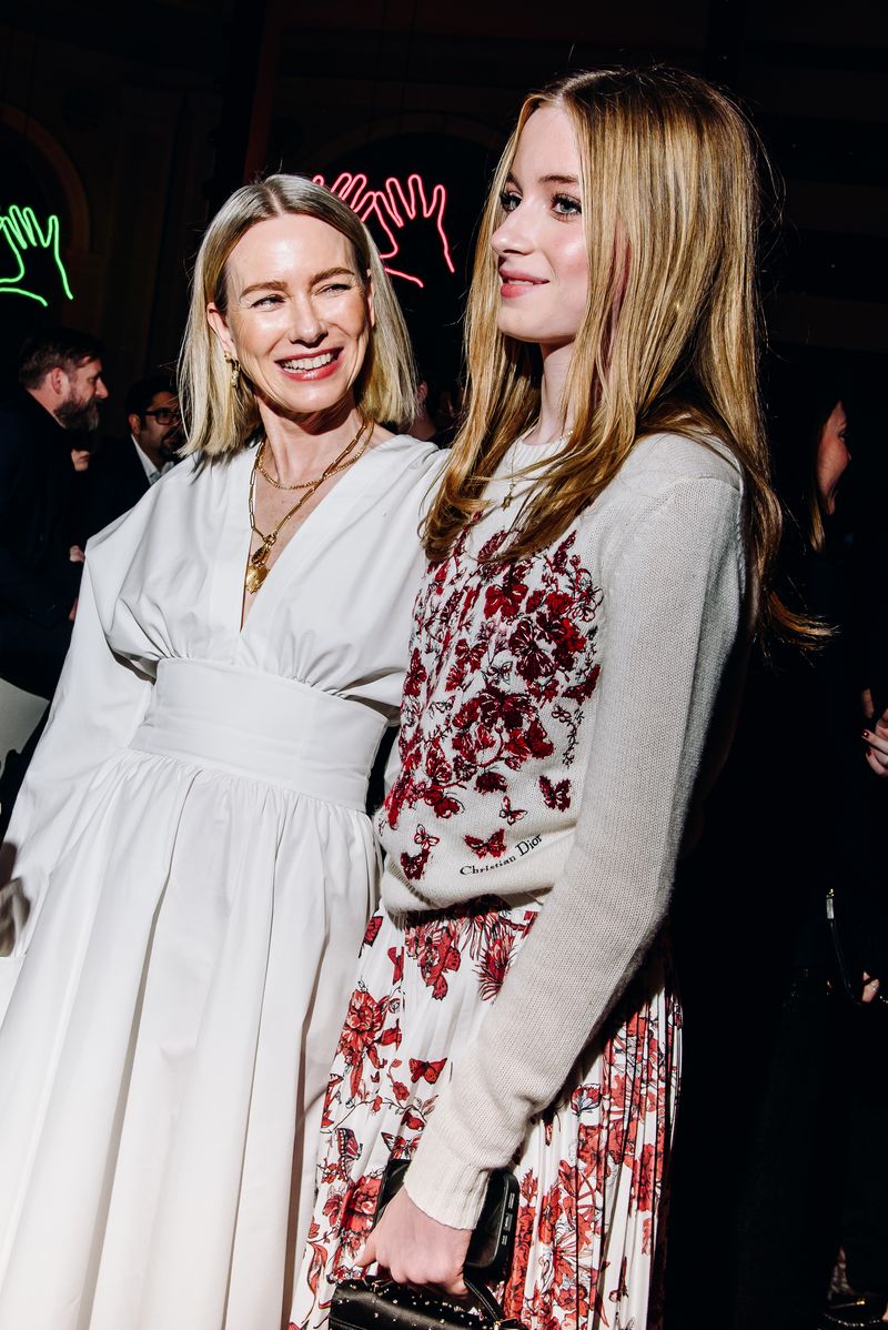 Array,Gendernya Sempat Disorot, Anak Naomi Watts Perdana Jadi Model di PFW