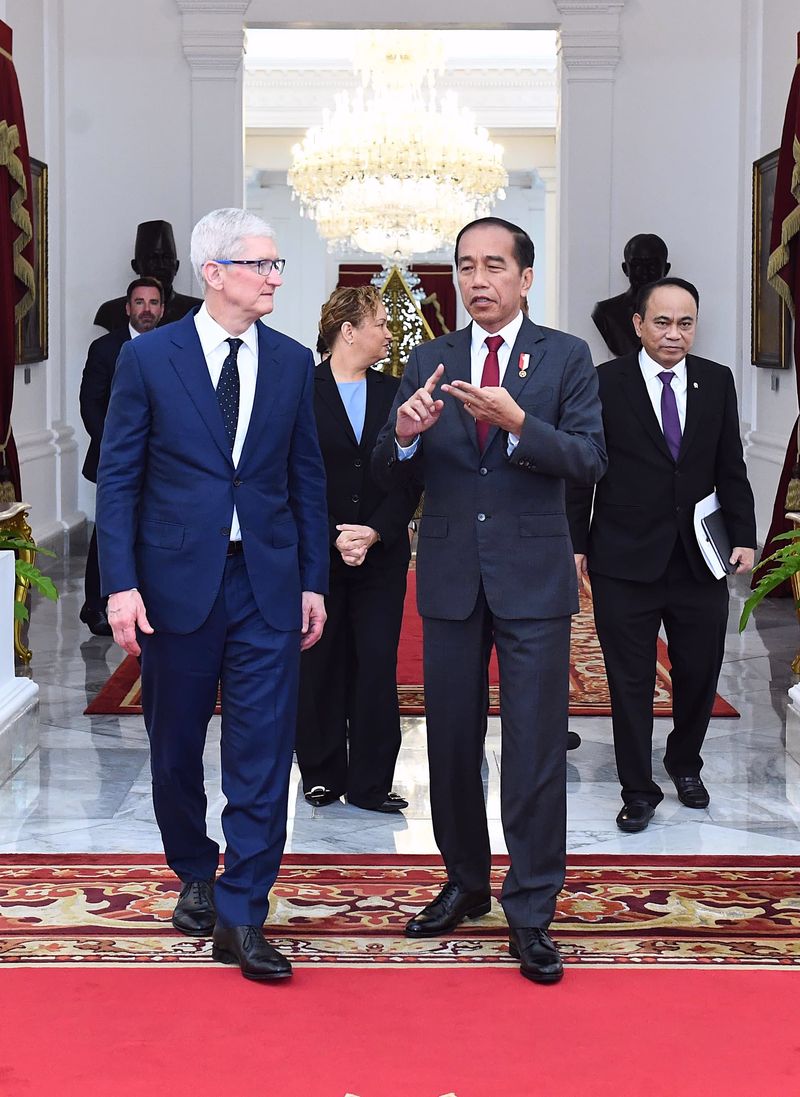 Array,Belajar Hidup Sederhana dari Tim Cook, Gaji Rp 48 M Tapi Beli Underwear Diskon