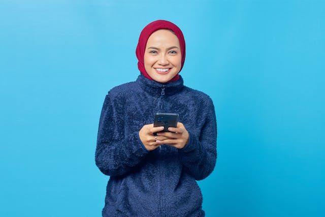 9 Pilihan Warna Jilbab yang Cocok dengan Baju Biru Navy, 2. Putih, 3. Abu-abu, 4. Merah, 6. Hijau, 7. Oranye, 8. Hitam, 9. Beige