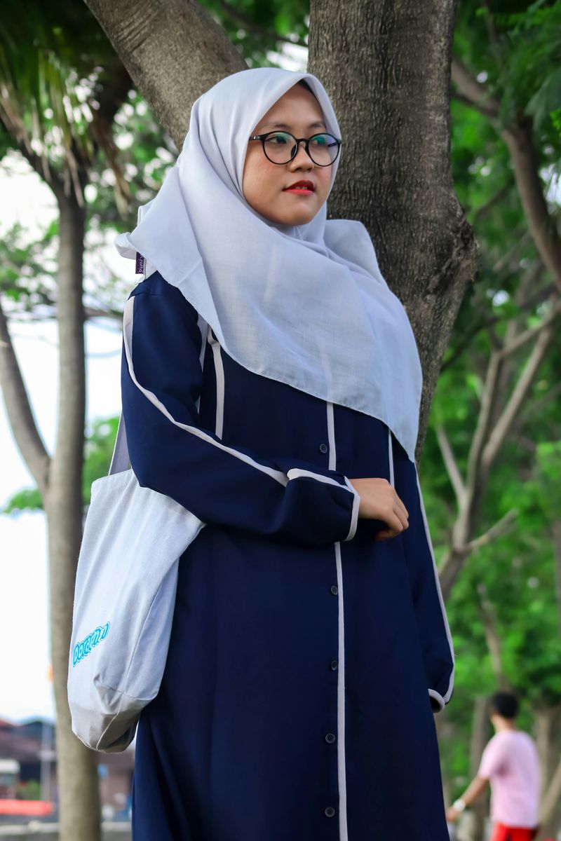 9 Pilihan Warna Jilbab yang Cocok dengan Baju Biru Navy, 2. Putih, 3. Abu-abu, 4. Merah, 6. Hijau, 7. Oranye, 8. Hitam, 9. Beige