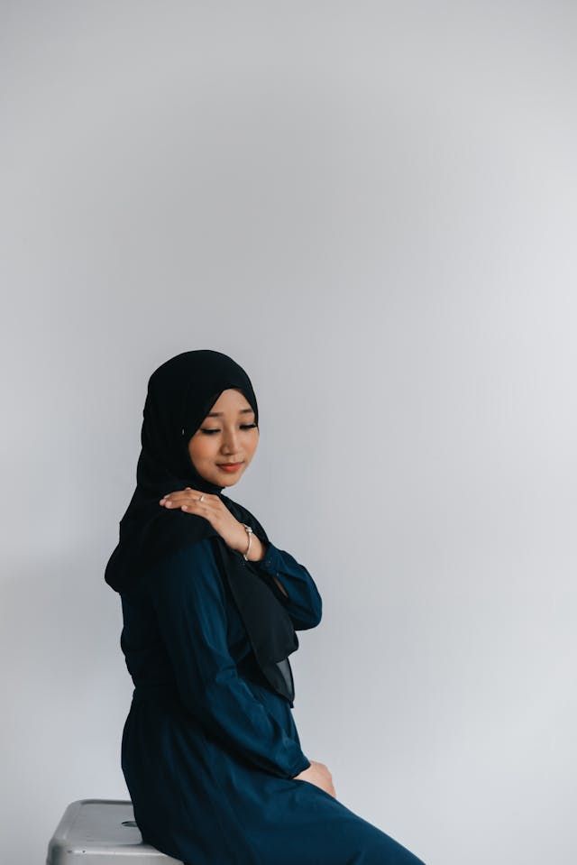 9 Pilihan Warna Jilbab yang Cocok dengan Baju Biru Navy, 2. Putih, 3. Abu-abu, 4. Merah, 6. Hijau, 7. Oranye, 8. Hitam, 9. Beige