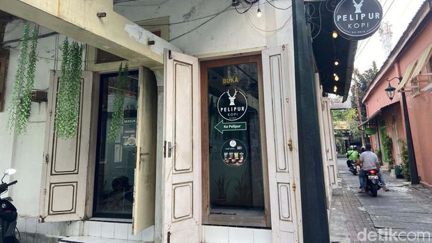 5 Tempat Wisata Dekat dengan Keraton Solo, 1. Pasar Klewer, 2. Benteng Vastenburg, 3. Masjid Agung Surakarta, 5. Alun - Alun Kidul Solo