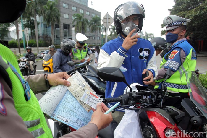 Array,Tilang Manual Masih Berlaku, Terutama buat Pelanggaran Ini