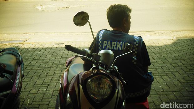 Array,Diminta Bayar Parkir Liar? Jangan Kasih, Senyumin Aja!