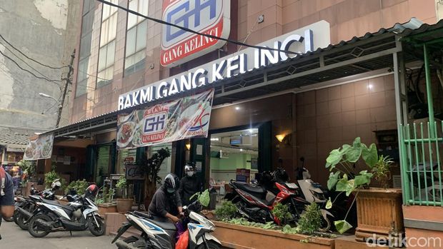 One Day Trip di Pasar Baru: Menyantap Ragusa Ice Cream hingga Bakmi Gang Kelinci, 1. Memulai Hari dengan Es Krim Legendaris Ragusa, 2. Menyusuri Kemegahan Masjid Istiqlal, 3. Menikmati Seni dan Kreativitas di Pos Bloc, 4. Berburu Barang Unik di Pasar Baru, 5. Menutup Hari dengan Bakmi Gang Kelinci