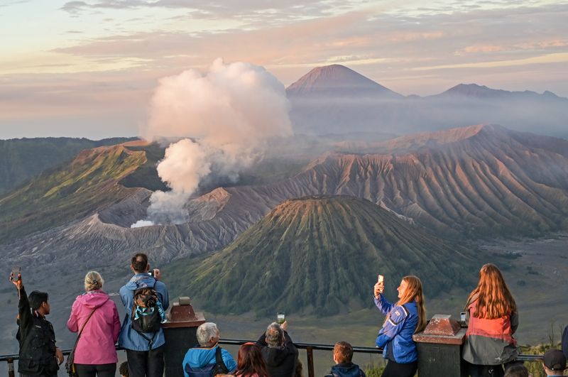 14 Tempat Wisata Malang yang Seru dan Cocok untuk Keluarga, 1. Malang Dreamland, 2. Happy Durian, 3. Kampung Warna-warni Jodipan, 4. Malang Night Paradise, 5. Alun-alun Malang, 6. Taman Nasional Bromo Tengger Semeru, 7. Malang Skyland, 8. Pantai Ngliyep, 9. Pantai Balekambang, 10. Pantai Batu Bengkung, 11. Pantai Tiga Warna, 12. Pantai Teluk Asmara, 13. Hawai Waterpark, 14. Wisata Agro Wonosari
