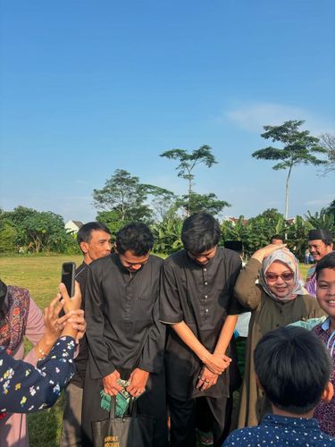 Array,Viral Duta SO7 Diserbu Emak-emak Usai Salat Idul Adha, Ekspresinya Jadi Sorotan