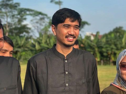 Array,Viral Duta SO7 Diserbu Emak-emak Usai Salat Idul Adha, Ekspresinya Jadi Sorotan