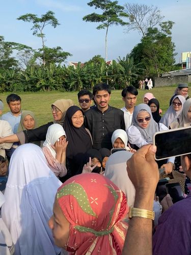 Array,Viral Duta SO7 Diserbu Emak-emak Usai Salat Idul Adha, Ekspresinya Jadi Sorotan