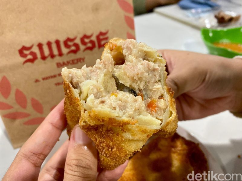 5 Tempat Jajan Pempek hingga Risoles yang Populer di Jakarta, 1. Pie Pisang Nadine, 2. Pempek Palembang Enak, 3. Suisse Bakery,   Cek Halaman Selanjutnya!, 4. Pastellia, 5. Pistales
