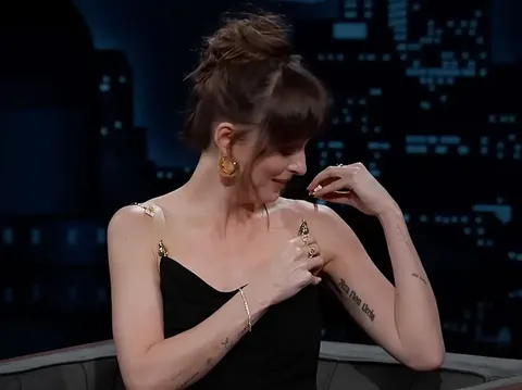 Array,Dakota Johnson Alami Malafungsi Busana, Gaun Nyaris Melorot Saat Siaran Live