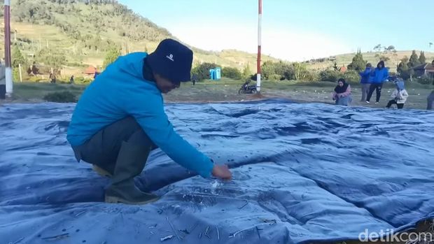 Top 9+ Fakta Menarik Dieng, Negeri Para Dewa-Tempat Anak Bajang, 1. Terletak di Dua Kabupaten, 2. Dikelilingi Pegunungan, 3. Tempat 'Bersemayamnya' Para Dewa, 4. Dijuluki 'Negeri di Atas Awan', 5. Ada Desa Tertinggi di Pulau Jawa, 6. Wilayah 'Bersalju', 7. Terdapat 22 Kawah, 8. Punya Deretan Candi, 9. Anak Bajang Berambut Gimbal
