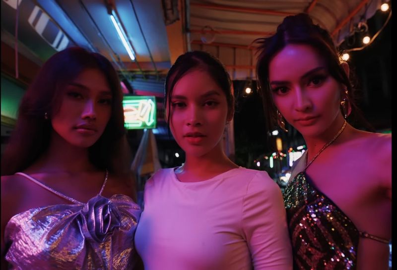 Array,Lisa BLACKPINK Tampilkan Ladyboy Thailand dalam MV 'Rockstar', Jadi Sorotan