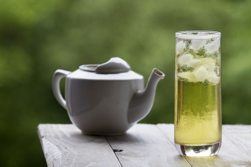 5 Minuman Penurun Kolesterol Usai Makan Daging yang Rasanya Enak, 1. Teh hijau, 2. Jus tomat, 3. Seduhan jahe, 4. Jus buah naga, 5. Minuman kedelai