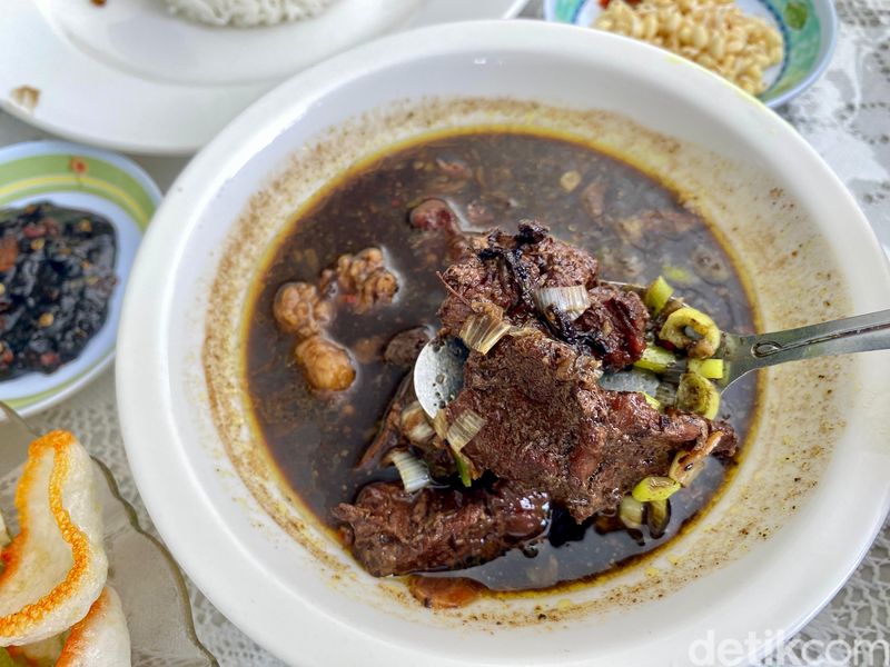 Ini 5 Makanan Indonesia yang Paling Sulit Dibuat, 1. Rendang, 2. Rawon, 3. Bubur Bassang, 4. Dodol, 5. Gudeg