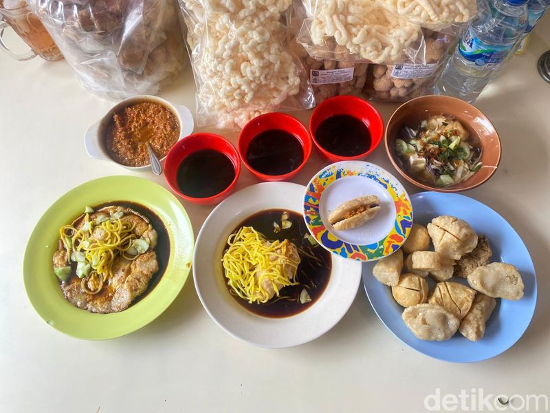5 Tempat Jajan Pempek hingga Risoles yang Populer di Jakarta, 1. Pie Pisang Nadine, 2. Pempek Palembang Enak, 3. Suisse Bakery,   Cek Halaman Selanjutnya!, 4. Pastellia, 5. Pistales