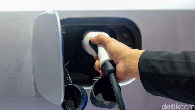 Array,Pemerintah Diminta Bikin Kebijakan Baru Usai Cabut Insentif Mobil Listrik Impor