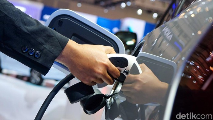Array,Penjualan Mobil Listrik Naik Gila-gilaan, Orang RI Mulai Tinggalkan Mobil Bensin?