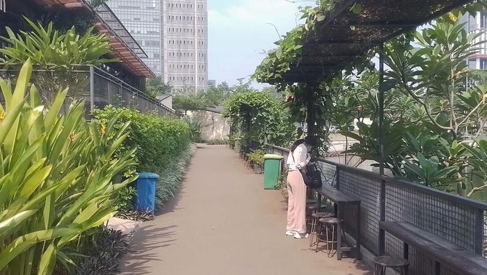 10 Taman Cantik Gratis di Jaksel Dekat Halte, Cocok untuk Piknik, 1. Tebet Eco Park, 2. Taman Langsat, 3. Taman One Satrio Kuningan, 4. Urban Forest Cipete, 5. Taman Literasi Christina Martha Tiahahu, 6. Cibis Park, 7. Taman Ayodia, 8. Taman Mataram Jakarta, 9. Taman Sambas Asri, 10. Taman Tabebuya