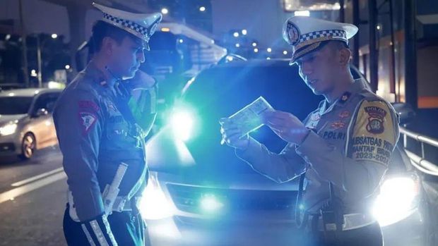 Array,Tindak Pengguna Strobo Ilegal! Jalan Raya Bukan Panggung Arogansi