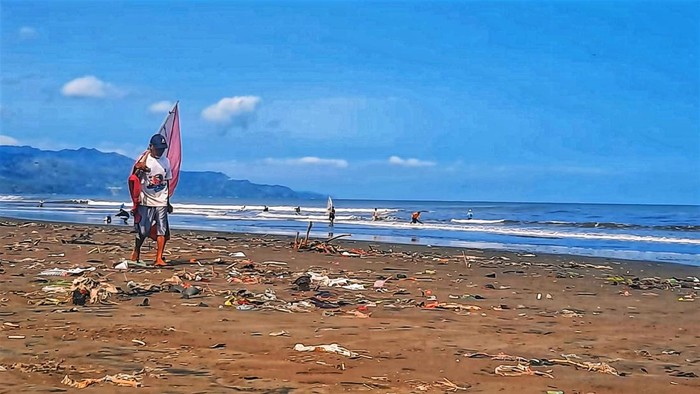 Array,Tradisi Mencari Berkah Ikan Impun di Pantai Palabuhanratu