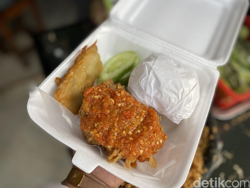 Maknyus! 10 Ayam Geprek dengan Sambal Super Pedas di Jakarta, 1. Warung Emak Latah, 2. Ayam Blenger PSP, 3. Rocky Rooster, 4. Lazatto, 5. Ayam Geybok Bang Jarwo, 6. Ayam Geprek Master, 7. Hisana, 8. Ayam Geprek Crispy Senopati, Cek di Halaman Berikutnya!, 9. Chicken Geprek Bang Rohmani, 10. Ayam Geprek Kriuk Bu Ani