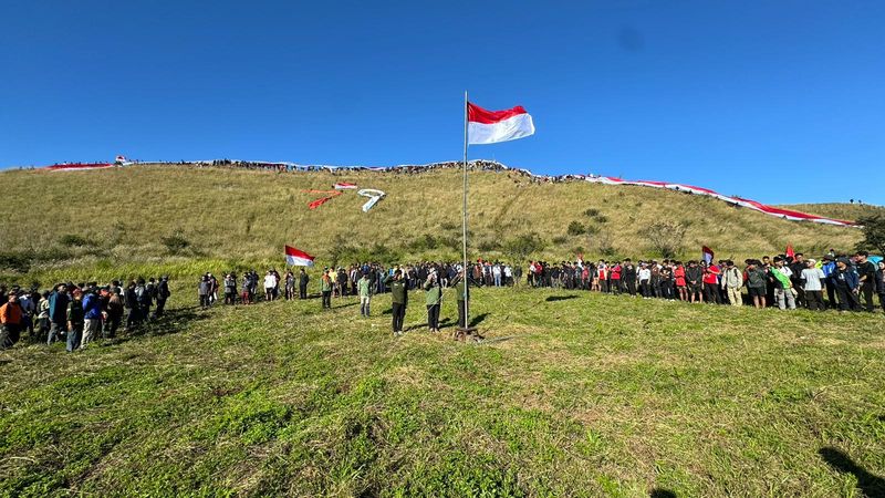 5 Upacara Bendera Paling Unik di Indonesia: dari Bawah Laut Hingga Puncak Gunung, 1. Upacara di Puncak Gunung, 2. Upacara di bawah laut, 3. Upacara di Sungai, 4. Upacara di dalam Goa, 5. Upacara di Sawah/Kebun