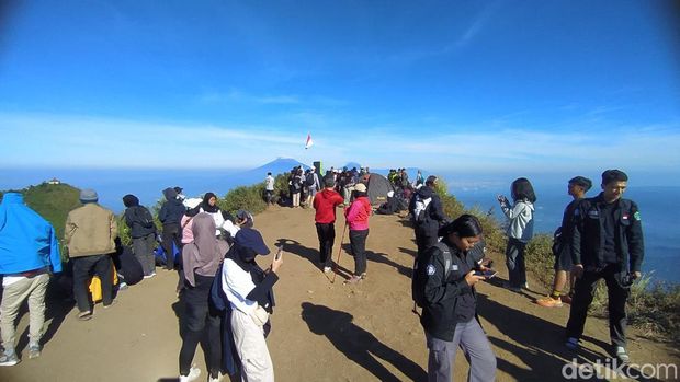 Baru Mau Mendaki? Ini 7 Gunung yang Pas buat Pemula, 1. Gunung Gede-Pangrango, 2. Gunung Andong, 3. Gunung Ijen, 4. Gunung Batur, 5. Gunung Prau, 6. Gunung Pakuwaja, 7. Gunung Nglanggeran