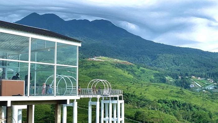 Ulasan Kemuning Sky Hills 2025, Pemandangan Stunning di Tengah Kebun Teh, Daya Tarik Kemuning Sky Hills, Lokasi, Jam Buka, Harga Tiket Kemuning Sky Hills, Rute ke Kemuning Sky Hills dari Jakarta, Objek Wisata Sekitar Kemuning Sky Hills