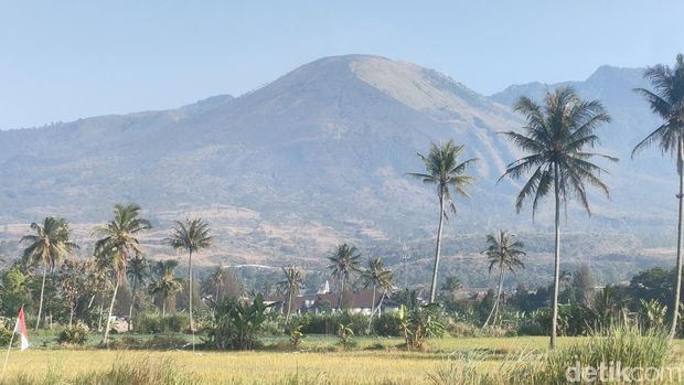 7 Gunung di Jawa Barat untuk Pendaki Pemula, Trek Landai-Panorama Cantik, 1. Gunung Gede, 2. Gunung Papandayan, 3. Gunung Burangrang, 4. Gunung Pangrango, 5. Gunung Guntur, 6. Gunung Putri, 7. Gunung Kerenceng
