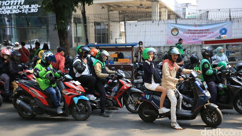 Array,Ini Dampak Buruk Andai Tarif Ojol Naik 8-15 Persen di Indonesia