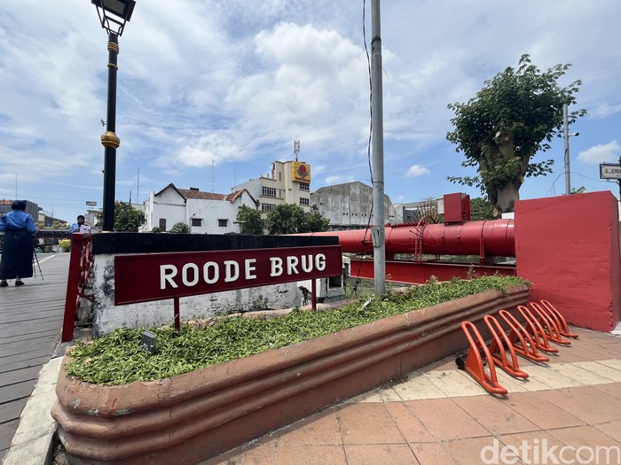 Wisata di Kota Pahlawan, 10 Jejak Sejarah Kemerdekaan Indonesia di Surabaya, 1. Monumen Kapal Selam (Monkasel), 2. Tugu Pahlawan, 3. Jembatan Merah, 4. Penjara Kalisosok, 5. Gedung Bank Mandiri, 6. Gedung Siola (Museum Surabaya), 7. Gedung Internatio, 8. Hotel Majapahit, 9. Gedung Cerutu, 10. Gedung Negara Grahadi