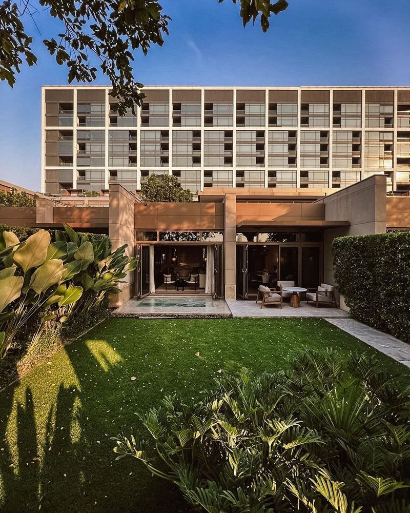 10 Hotel Terbaik Dunia 2025 Ada Resor Mewah di NTT, Indonesia, 1. Hotel Capella Bangkok, Thailand, 2. Hotel Passalacqua, Italia, 3. Hotel Rosewood Hong Kong, Hong Kong, 4. Hotel Cheval Blanc, Paris, 5. The Upper House, Hong Kong, 6. Raffles Singapore, Singapura, 7. Aman Tokyo, Jepang, 8. Soneva Fushi, Maladewa, 9. Atlantis The Royal, Dubai, 10. Nihi Sumba, Indonesia