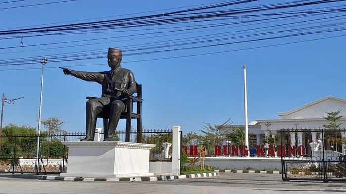 17 Destinasi Wisata dengan Nama Pahlawan Nasional, Ada yang Tersembunyi, 1. Pantai Kartini di Jepara, 2. Kompleks Taman Ismail Marzuki (TIM) di Jakarta, 3. Pulau Hatta di Maluku, 4. Museum Kartini di Jepara, 5. Museum Tuanku Imam Bonjol di Padang, Sumatra Barat, 6. Puncak Soemantri di Papua, 7. Puncak Soekarno di Papua Tengah, 8. Pulau Yos Sudarso di Papua Selatan, 9. Monumen Pahlawan Seribu Mohammad Husni Thamrin di Jakarta, 10. Museum Ki Hajar Dewantara di Yogyakarta, 11. Taman Cut Meutia di Jakarta, 12. Taman Pahlawan Otto Iskandar Dinata di Bandung, 13. Monumen Dewi Sartika di Bandung, 14. Museum Jenderal Sudirman di Banyumas, 15. Museum Pangeran Diponegoro di Magelang, 16. Taman Bung Karno di Klaten, 17. Museum WR Soepratman di Surabaya